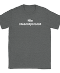 Min studentpresent-text på mörkgrå t-shirt med rund hals, enkel minimalistisk design.