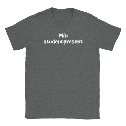 Min studentpresent-text på mörkgrå t-shirt med rund hals, enkel minimalistisk design.