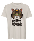 Illustration av katt med krona och kaxigt budskap på t-shirt