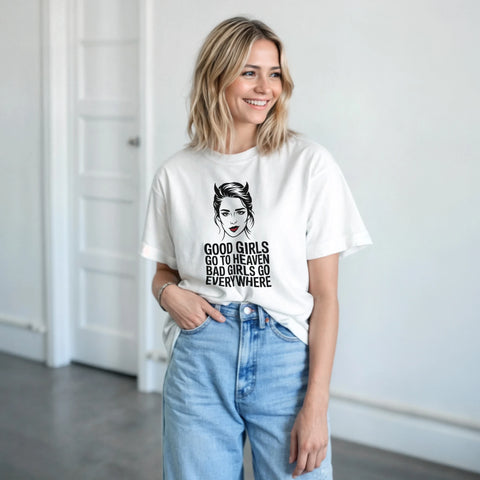 Kvinna bär vit t-shirt med grafiskt porträtt och feministiskt citat