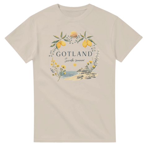 Illustration av gotländsk strand och blommor – sandfärgad t-shirt