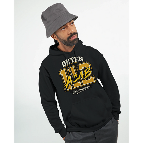 Svart hoodie med "ORTEN 112 ACAB din mamma" i guldgult och vitt, modell bär grå bucket hat.