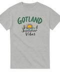 Gotland Summer Vibes-tryck med solnedgång & hav på grå t-shirt.
