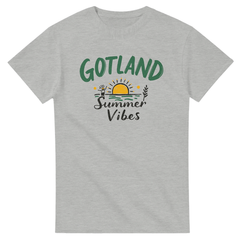 Gotland Summer Vibes-tryck med solnedgång & hav på grå t-shirt.