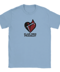 Stiliserat brutet hjärta med text "KLAR MED PRASSLET" på ljusblå t-shirt, modern design.