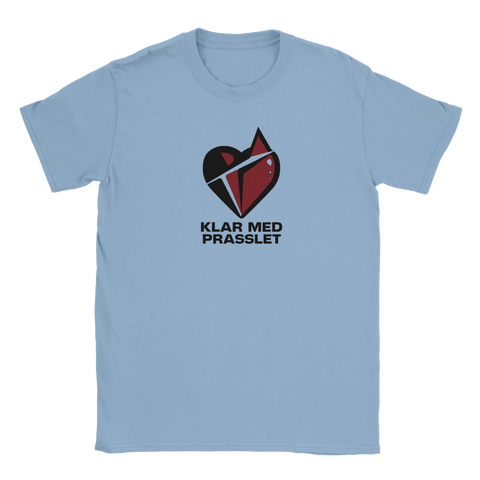 Stiliserat brutet hjärta med text "KLAR MED PRASSLET" på ljusblå t-shirt, modern design.