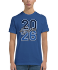 Blått och vitt "2026 Senior" tryck på en kungsblå t-shirt med rund hals, college-stil.