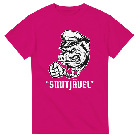 Rosa t-shirt med aggressivt humortryck och starka grafiska kontraster