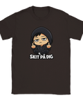 Provokativ t-shirt med satirisk illustration av en sur chibi-karaktär
