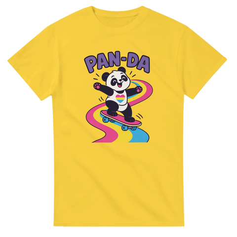 Illustration av panda på skateboard med pansexuella flaggans färger – grafisk t-shirt