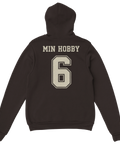 Sportigt ryggtryck med texten Min Hobby och siffran 6 på mörkbrun hoodie