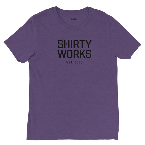 Shirty Works EST. 2025"-tryck i svart på lila triblend t-shirt.