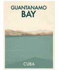 Retro reseposter för Guantanamo Bay med turkost vatten, beigea berg och texten Cuba i botten.