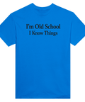 Svart text "I'm Old School I Know Things" på en klarblå t-shirt med rund hals.