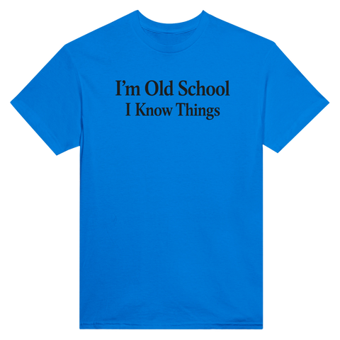 Svart text "I'm Old School I Know Things" på en klarblå t-shirt med rund hals.
