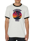Retro rymdmotiv med texten Starsurf 1980 på en ljusgrå ringer t-shirt