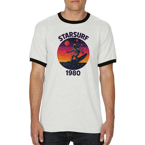 Retro rymdmotiv med texten Starsurf 1980 på en ljusgrå ringer t-shirt