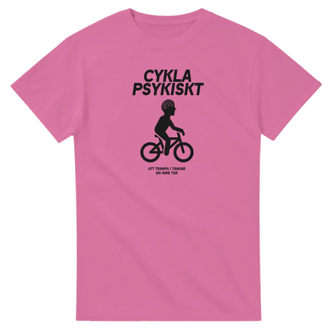 Svart "Cykla Psykiskt" tryck med cyklist och text "Att trampa i tankar en inre tur" på rosa t-shirt.