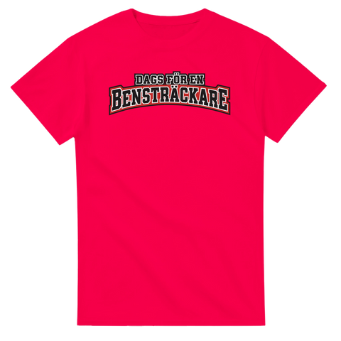 Röd t-shirt med texten Dags för en bensträckare i collegebokstäver.