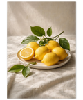 Närbild på en delad citron och hela citrusfrukter på en tallrik med naturliga skuggor och ljusinsläpp.