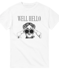 Vintage kvinna med kikare och texten "WELL HELLO" på vit t-shirt.