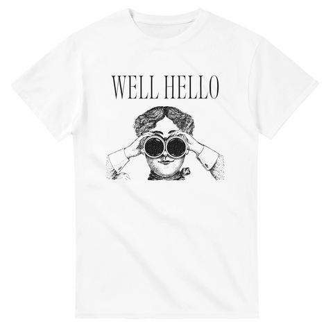 Vintage kvinna med kikare och texten "WELL HELLO" på vit t-shirt.