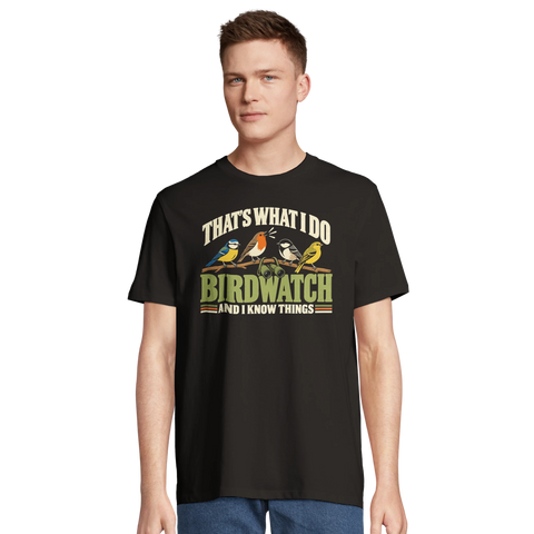 Man bär en grafisk t-shirt med illustration av fåglar och naturtema
