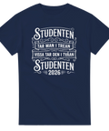 Studenten 2026 t-shirt, mörkblå med vitt vintage-tryck: "STUDENTEN TAR MAN I TREAN. VISSA TAR DEN I TVÅAN.