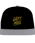 Gult brodyrtryck med texten Gött Mos på en svart keps med grå skärm