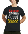 Närbild på en grafisk t-shirt med satirisk varningsskylt för män