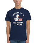 Tecknad anka i skjorta med laptop och texten "Another day of pretending to work" på marinblå t-shirt.