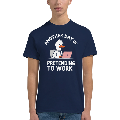 Tecknad anka i skjorta med laptop och texten "Another day of pretending to work" på marinblå t-shirt.