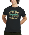 Närbild på svart t-shirt med illustrerad retrobil och citatet Old But Gold
