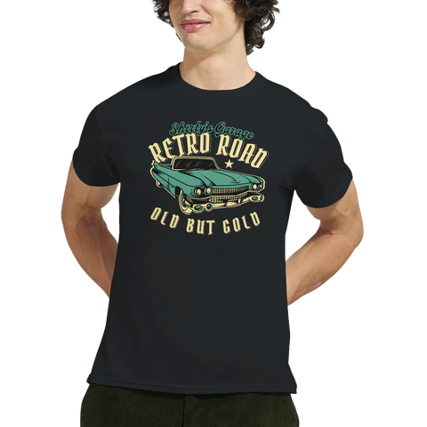 Närbild på svart t-shirt med illustrerad retrobil och citatet Old But Gold