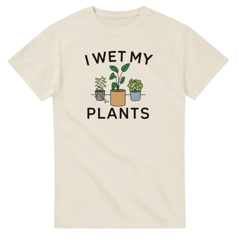 Minimalistiskt tryck med krukväxter och humoristiskt citat på en beige t-shirt