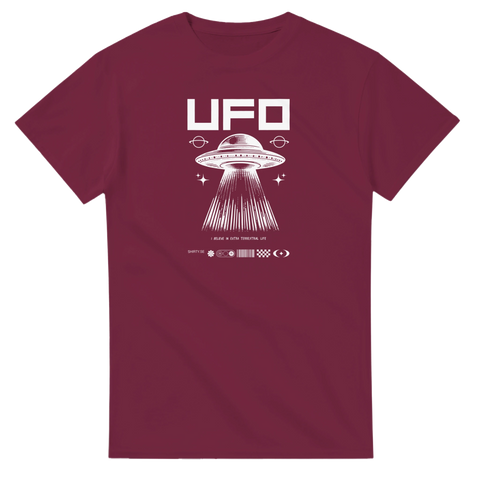 Vinröd t-shirt med vitt tryck av ett UFO som strålar ljus i rymden