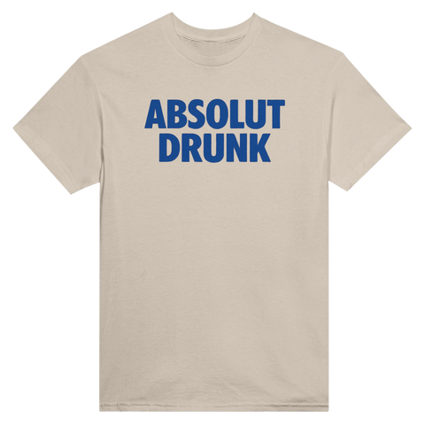 Absolut Drunk-logotyp i blått på beige t-shirt.