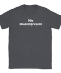 Min studentpresent" i vitt, handskriven stil, på mörkgrå t-shirt med rund hals.