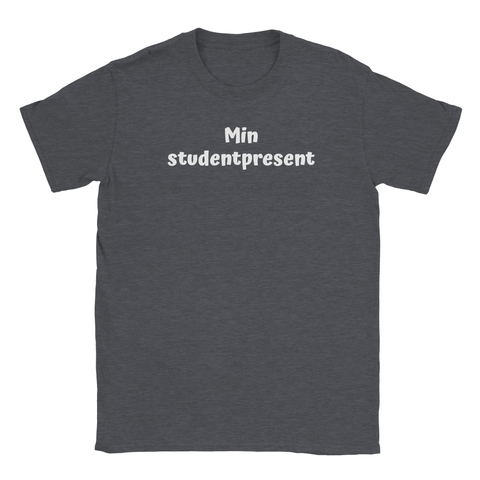 Min studentpresent" i vitt, handskriven stil, på mörkgrå t-shirt med rund hals.