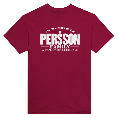 Vinröd t-shirt med texten Persson – A Family of Originals