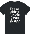 Sarkastiskt citat-tryck i vit serif-typsnitt på en svart t-shirt