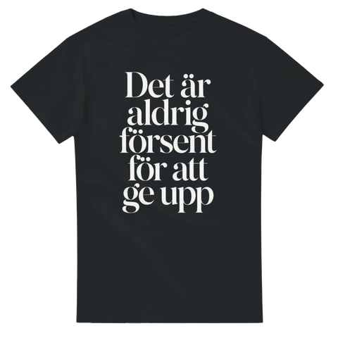 Sarkastiskt citat-tryck i vit serif-typsnitt på en svart t-shirt