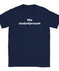 Vit, handskriven text "Min studentpresent" på marinblå t-shirt med rund hals, studentpresent.
