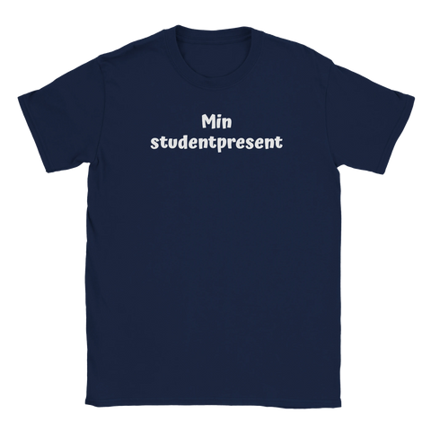 Vit, handskriven text "Min studentpresent" på marinblå t-shirt med rund hals, studentpresent.