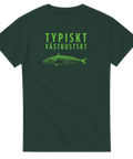Grön makrill med text "TYPISKT VÄSTKUSTSKT" på mörkgrön t-shirt.