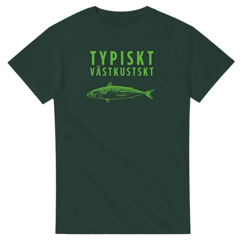 Grön makrill med text "TYPISKT VÄSTKUSTSKT" på mörkgrön t-shirt.