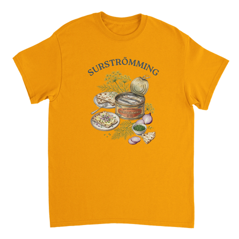 Surströmming burk med tillbehör och text på gul t-shirt.