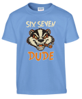 Ilsken grävling med cigarr och text "SIX SEVEN DUDE" på ljusblå t-shirt, retro humor.