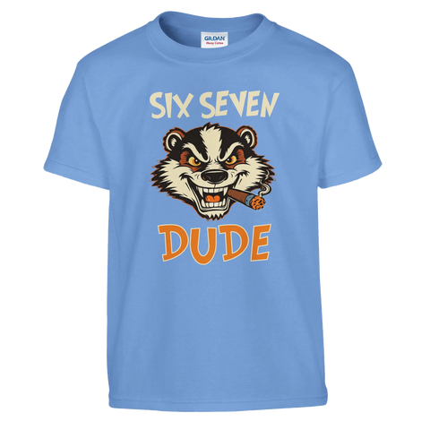 Ilsken grävling med cigarr och text "SIX SEVEN DUDE" på ljusblå t-shirt, retro humor.