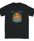 Tecknat skelett som vinkar i havsvatten med palmträd och solnedgång, text "Beach 2026" på svart t-shirt.